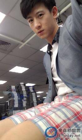 <em>帅哥</em>主播下身<em>短裤</em>人字拖播新闻 网友:帅疯了 -