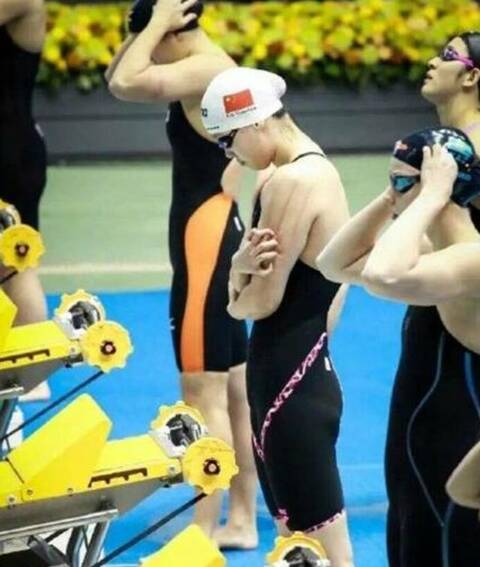 傅园慧决赛为让自己兴奋,竟在胳膊抓出几道血印