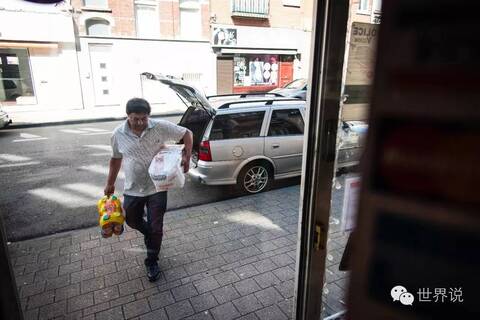 香烟拆开卖、哼唱宝莱坞,印度移民夜间商店老