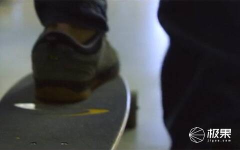 德国人给滑板安上了悬挂系统,身子前倾就能走