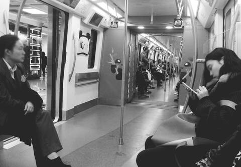 十点半的地铁,终于每个人都有了座位。疲倦的