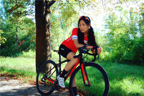 人民日报专访普译娴:女子公路自行车赛少是短