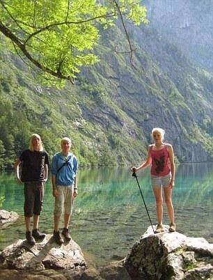 什么是躯体畸形障碍症?--她每天花4小时化妆