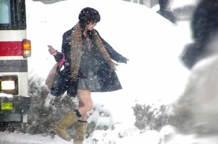再说为什么日本女生冬天穿超短裙不怕冷?