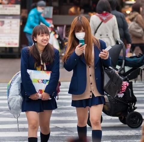 日本女学生冬天穿裙子