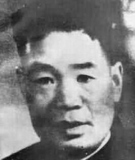 在有10万人参加的批斗大会上,被拳打脚踢,坐"喷气式",被诬是"特务".