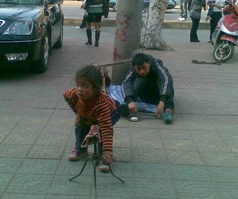 我们在大街上看到那些残疾儿童乞讨,几乎都是这样的.