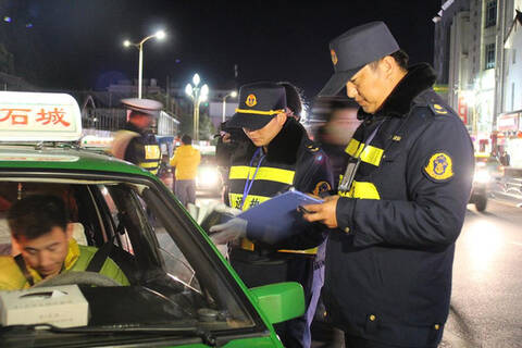 丽江出租车开始打表 束河本地车垄断仍在