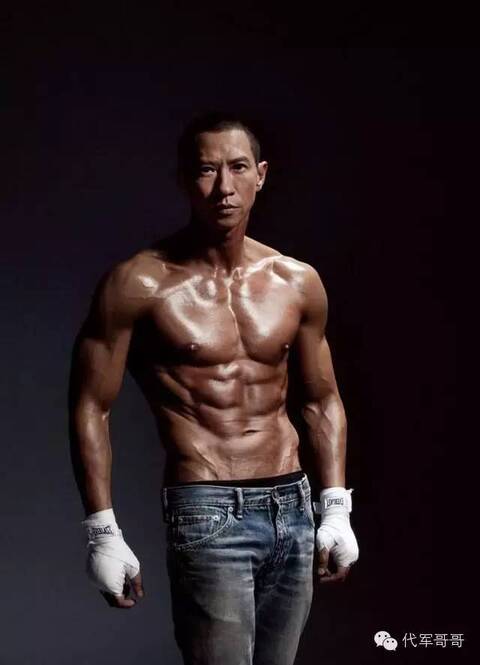自媒体  电影《激战》中两位男主演张家辉和彭于晏的身材问题一直被影