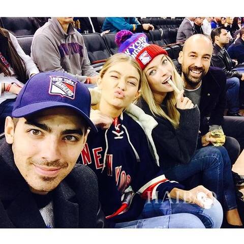 吉吉·哈迪德 (Gigi Hadid) (左二)、玛莎·亨特 (Martha Hunt) (右二)