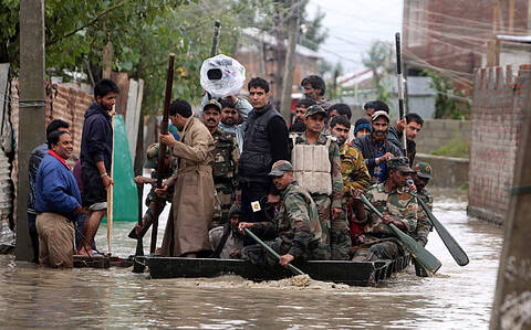 Floods in Indian Kashmir...epa04385746 Indian Army and Indian Police evacuate flood-affected people during rescue operations in the outskirts of Srinagar, the summer capital of Indian Kashmir, 05 September 2014. Kashmir has seen its worst floods in more than 20 years. Chand raised the rain-related death toll Thursday to 20 after monsoon rains have also caused landslides and house collapses. EPA/FAROOQ KHAN