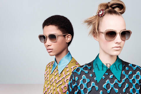 普拉达 (Prada) 2015秋冬女装广告大片摄影师:Steven Meisel模特:Avery Blanchard、Estella Boersma、Inga Dezhina、Lineisy Montero、Ine Neefs、Greta Varlese、Maartje Verhoef发型设计:Guido Palau妆容设计:Pat McGrath