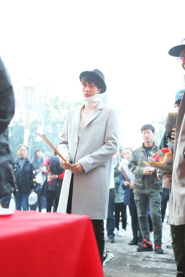 《云客江湖》西安正式开机 孙启恒气质优雅引