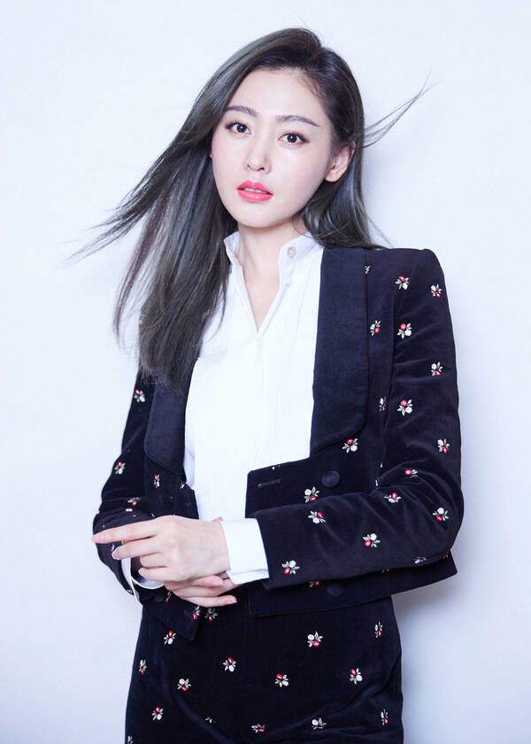 张天爱晒照片称胖了 网友调侃差点认不出来