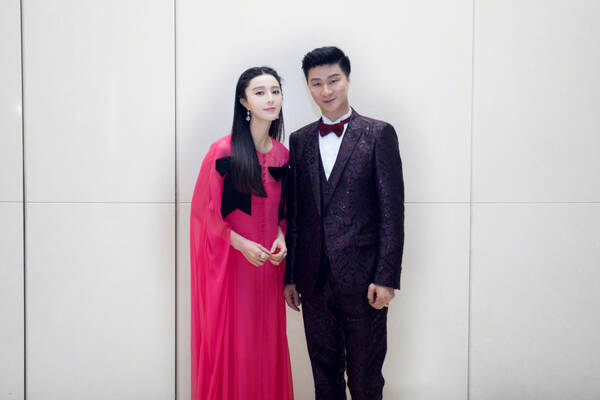 基因强大！范冰冰与父亲合唱 同框如兄妹(组图)