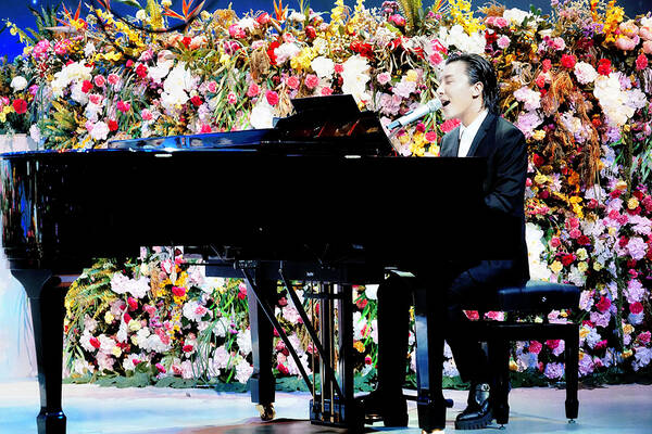曹轩宾再登央视 钢琴独奏改编献唱《天之大》