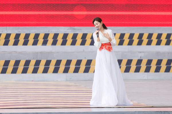 刘涛黄晓明献唱央视五一晚会 表演获劳动模范