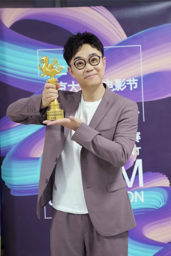 大鹏获大影节最受欢迎男演员 真情流露感恩支持