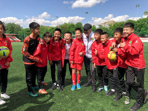 热心球迷吴秀波看世界杯 受邀中俄青少年足球