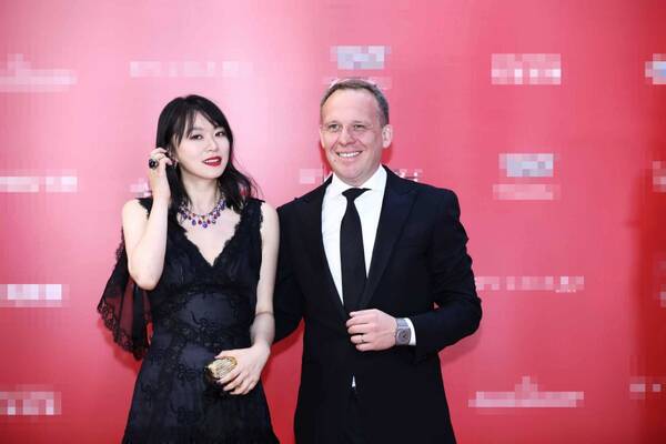 黄璐亮相上海电影节开幕红毯 首担出品人引期待