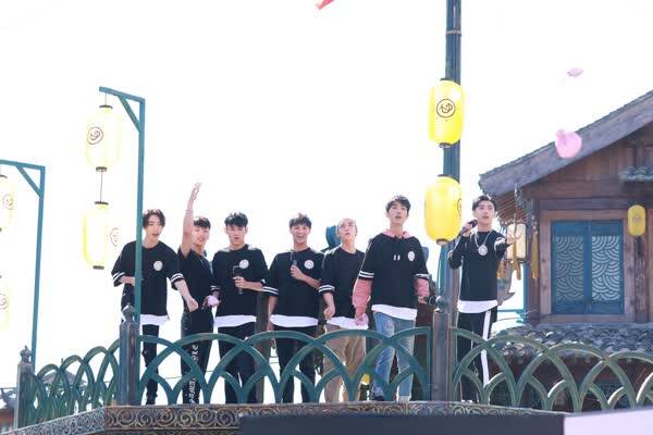 x玖少年团一周年生日会 伍嘉成笑谈新剧