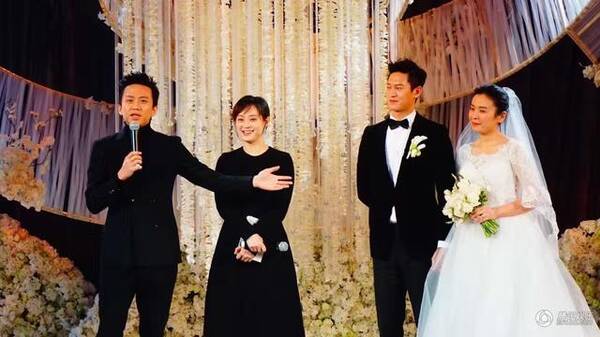 超哥专心点!邓超参加婚礼 在台下跟孙俪玩自拍(图)