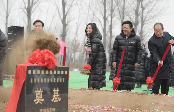 赵薇褪去大牌穿几百块羽绒服，接地气吗？(组图)