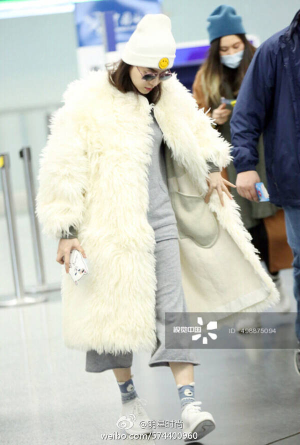 范冰冰穿5万元大衣去机场,网友的评论亮了(组图)
