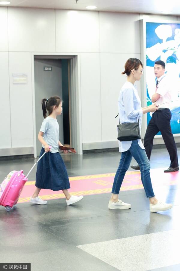 袁泉带女儿低调现身机场,网友却问老公是谁…
