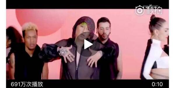 辣眼睛!陈志朋绿发皮短裤亮相 与外国男生贴身