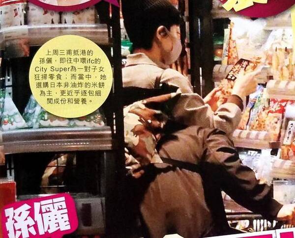 孙俪工作不忘子女,香港逛超市为孩子买两大袋