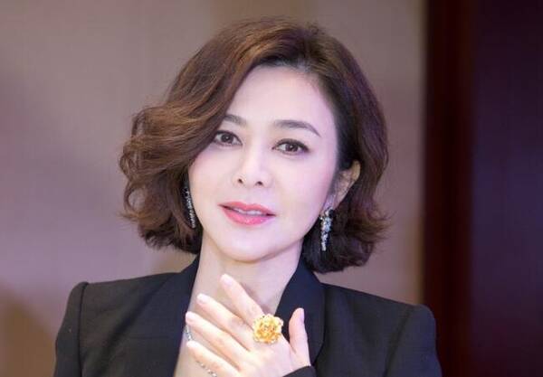 57岁的钟楚红再露面,脸上皱纹明显超显老 组图 文娱体育 倍可亲