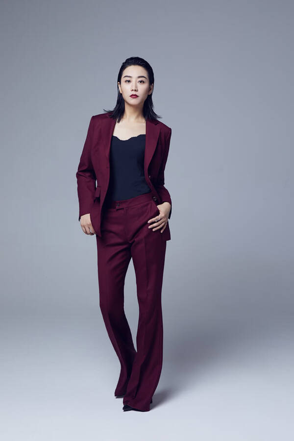 冯秦川曝干练时尚写真 霸气硬朗展独特魅力