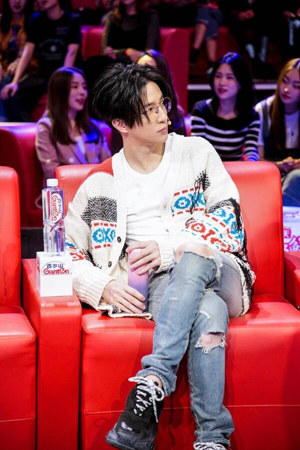 薛之谦岳云鹏变身司机 回忆辛酸奋斗史致敬小