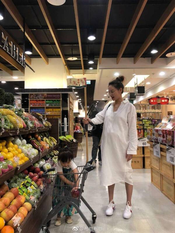 欧弟妻子挺孕肚带女儿逛超市 抱起jojo妈妈力十足
