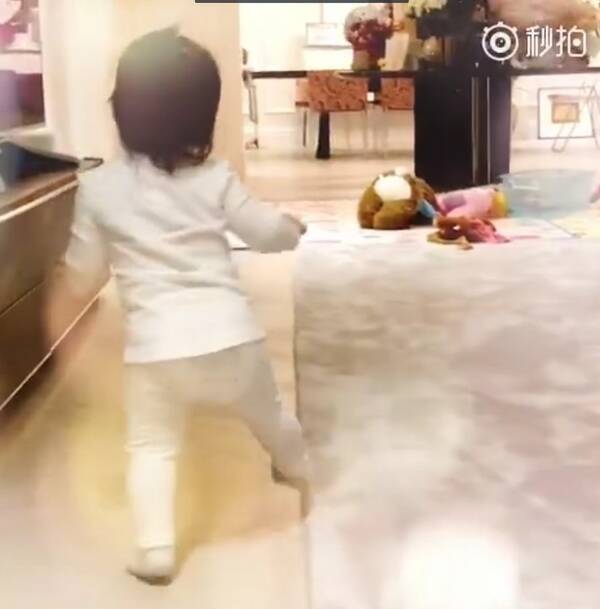 章子怡女儿会走路了！摇手摆臀萌翻众人 (组图)