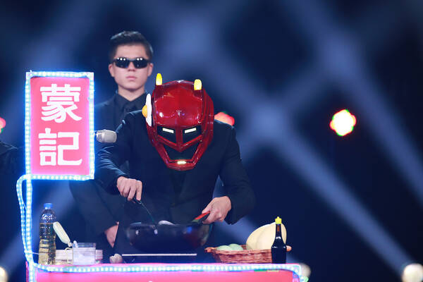 黎明疑似现身《蒙面唱将》 猜评团集体跪拜