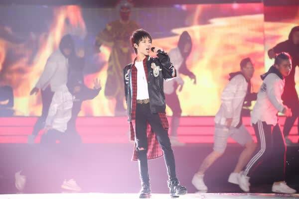 华晨宇飙高音费玉清改编经典 东方卫视中秋晚