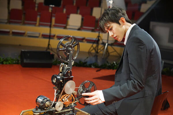 蔡徐坤晒西装照超帅气 发文感慨要不忘初心