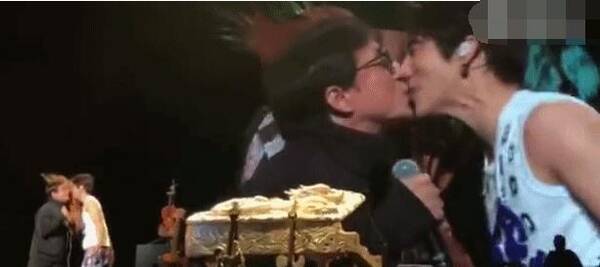 成龙助阵王力宏演唱会称“我的最爱” 二人现场接吻