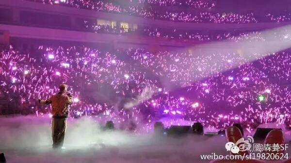 情侣装暧昧微博偷看演唱会…陈伟霆迪丽热巴好