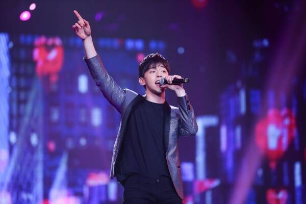 邓伦《欢乐颂2》发布会秀唱功:现实也会选择关