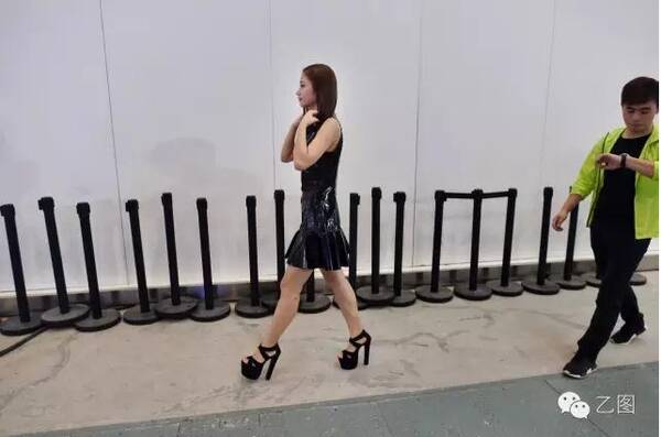 黄金周车模踩16厘米高跟鞋表演5场 日薪过千