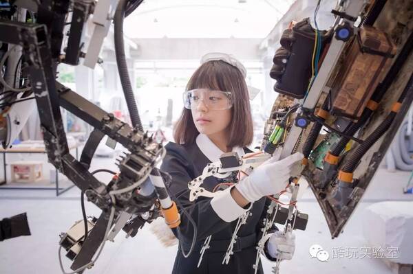 最强泡妹指南:日本宅男自制史诗级机械女仆装