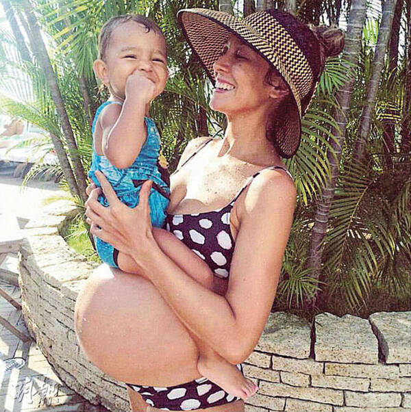 盘点豪门女星性感孕照:胡静穿比基尼水里练瑜