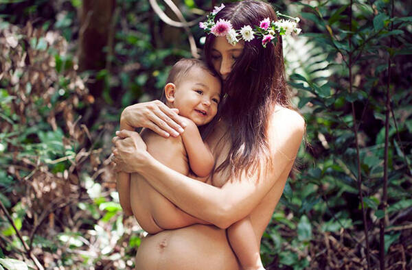 盘点豪门女星性感孕照:胡静穿比基尼水里练瑜