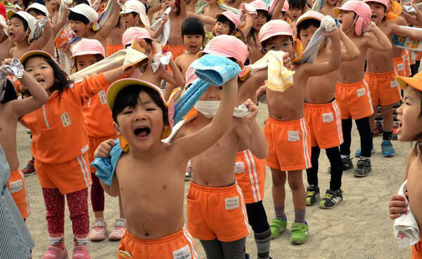 裸保育 日本幼儿园的裸保育让中国家长作何感想_体育频道_凤凰网