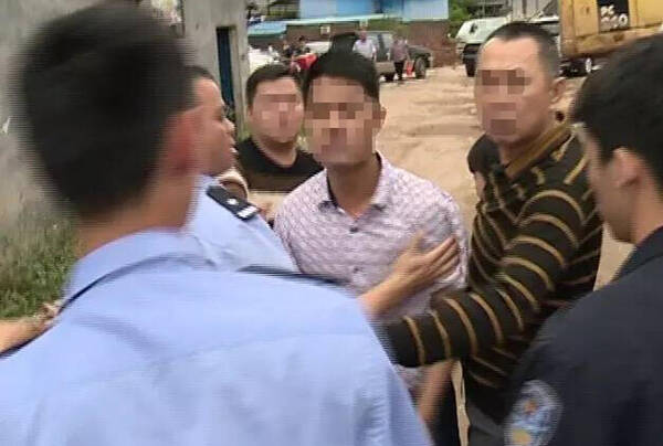广东 记者采访被打 打人者跟警察对峙 