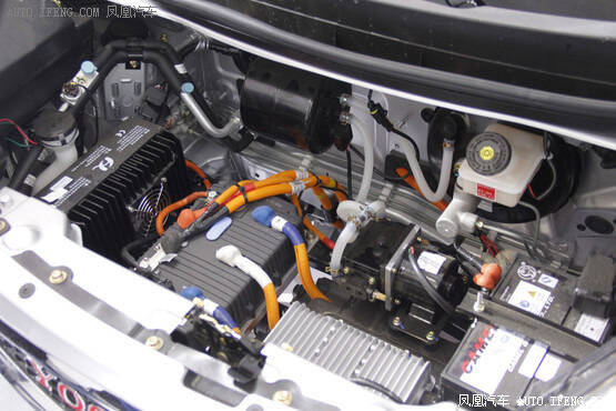 动力系统方面,御捷330提供铅酸和锂电两种电池供消费者选择,其中锂
