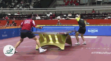 救球 与高兹的1/4决赛,樊振东出师不利,以7-11先输一局,但此后展开